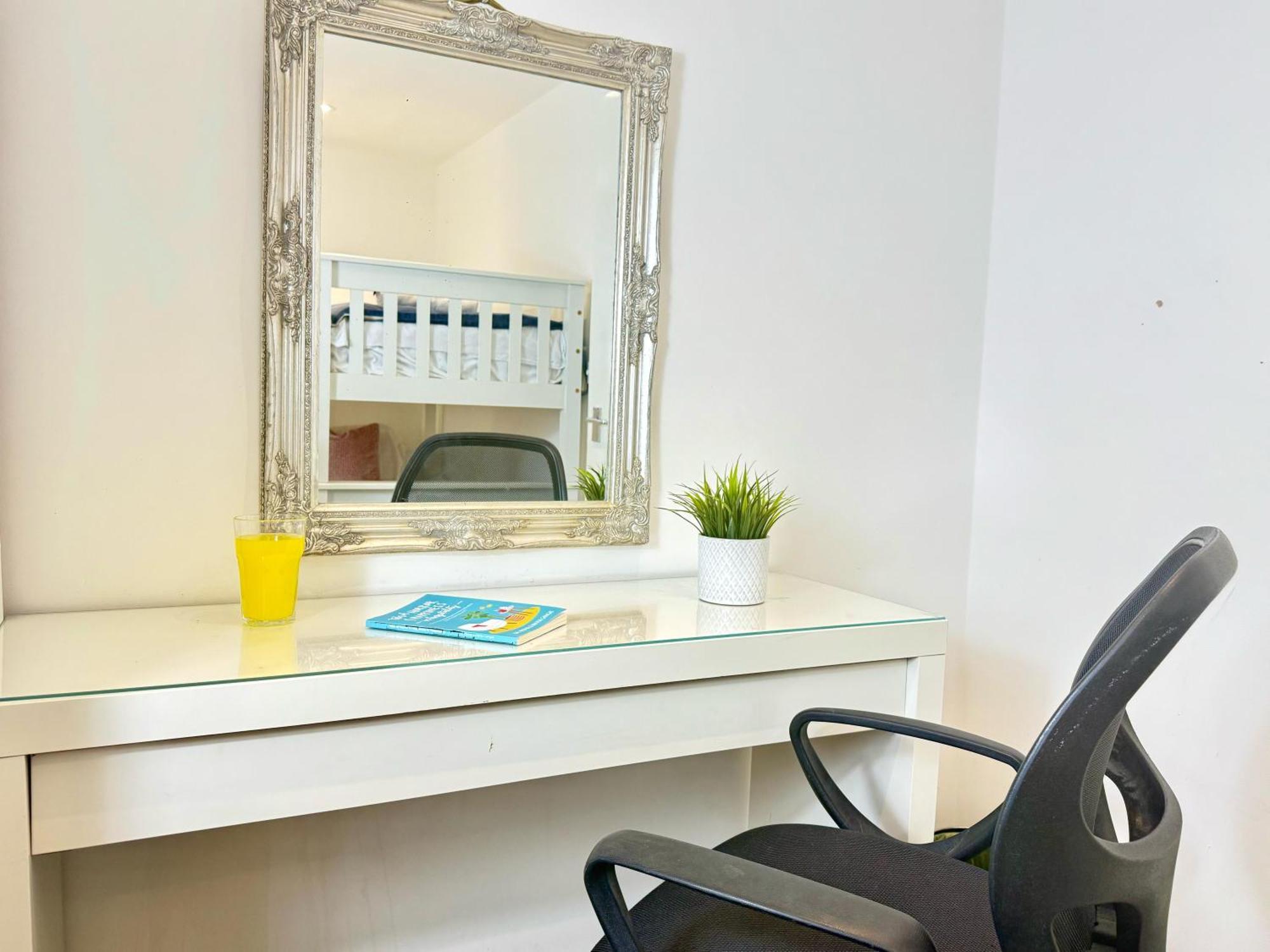 Evergreen - Two Bed Lux Flat - Parking, Garden, Patio, Wifi, Netflix - Close To Blenheim Palace & Oxford - F3