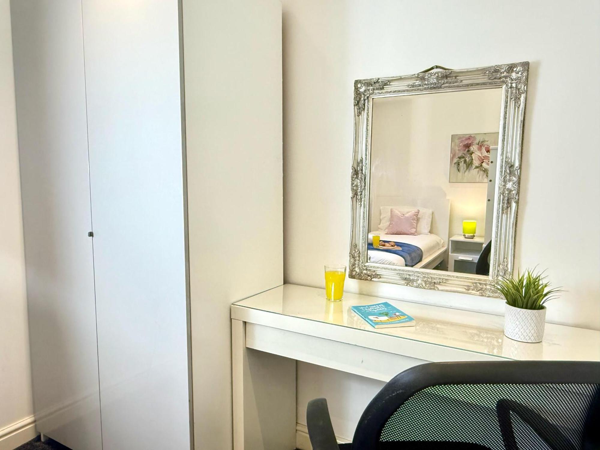 Evergreen - Two Bed Lux Flat - Parking, Garden, Patio, Wifi, Netflix - Close To Blenheim Palace & Oxford - F3 *