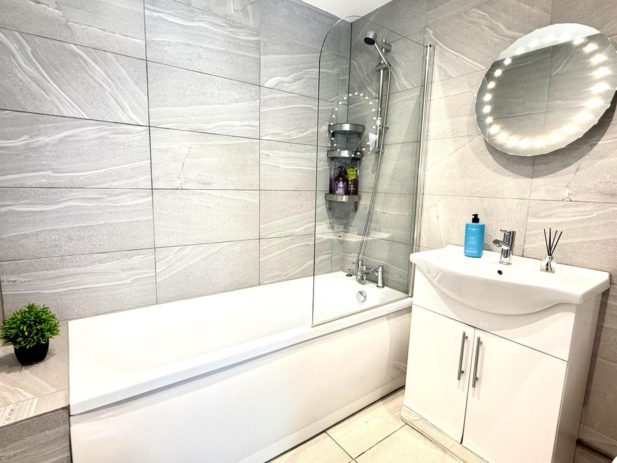 Apartamento Evergreen - Two Bed Lux Flat - Parking, Garden, Patio, Wifi, Netflix - Close To Blenheim Palace & Oxford - F3